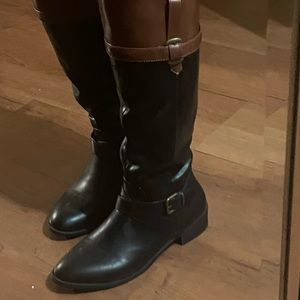 Size 8 women’s boots. They’re black with brown on top. One zipper on side.